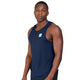 En mand iført en marineblå Saysky Clean Combat Pro Singlet, Herre, med et lille hvidt firkantet logo på brystet står foran en ensfarvet hvid baggrund og ser ind i kameraet med et neutralt udtryk. Denne højtydende singlet forener komfort og stil til enhver træning.