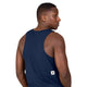 Der vises et billede af en mand set bagfra, der bærer Saysky Clean Combat Pro Singlet, Herre, Blå. Denne ærmeløse tanktop er fremstillet af DELTAPEAK-stof i høj kvalitet og har en lille hvid, rektangulær etiket med en sort stjerne tæt på den nederste kant. Baggrunden er ensfarvet hvid.