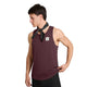 En person iført en Saysky Clean Combat Pro Singlet, Herre, i farven Burgundy, med et hvidt logo-mærke og en sort bandana bundet om halsen, ser ned og retter singletten med den ene hånd. DELTAPEAK Carat-stoffet giver dette herreoutfit et eksklusivt udtryk, alt sammen på en ensfarvet hvid baggrund.