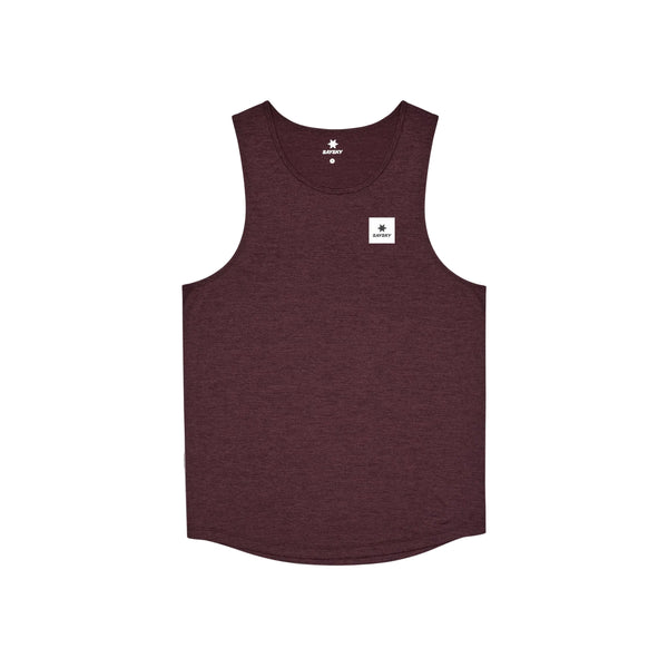 Ærmeløs, burgunderfarvet Clean Combat Pro Singlet-tanktop fra Saysky med afrundet nedkant og et lille hvidt, firkantet mærke med et sort bladlogo og tekst på venstre bryst. Denne herre-tanktop er fremstillet af DELTAPEAK Carat-stof for optimal komfort og præsenteres her lagt fladt på en hvid baggrund.