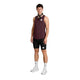 En mand står med ansigtet vendt fremad, iført en Saysky Clean Combat Pro Singlet, Herre, i farven burgundy, kombineret med sorte, tætsiddende shorts, hvide strømper med kort skaft, hvide sneakers og et mørkt tørklæde om halsen. Baggrunden er hvid og ryddelig.
