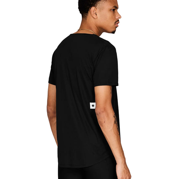 En mand ses bagfra iført en Saysky Clean Combat Pro T-Shirt, Herre, Black. Den kortærmede sportstee har et lille rektangulært mærke med et stjernesymbol nederst på ryggen og er sat op mod en hvid baggrund.
