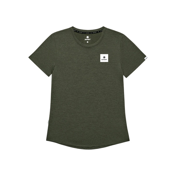 Saysky Clean Combat Pro T-shirt, dame, grøn, er afbilledet fladt lagt på en hvid baggrund. Denne åndbare trænings-T-shirt har en enkel rund halsudskæring og et lille, hvidt, firkantet Saysky-logo på venstre bryst. Den kombinerer komfort med minimalistisk stil og er perfekt til træning eller fritidstøj.
