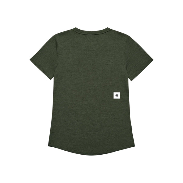 Saysky Clean Combat Pro T-shirt til kvinder i grøn er vist set bagfra. Denne ensfarvede T-shirt med korte ærmer har en enkel rund halsudskæring og er fremstillet af åndbart materiale. Nær den nederste kant på højre side er der et lille hvidt, rektangulært mærke med en sort stjerne.