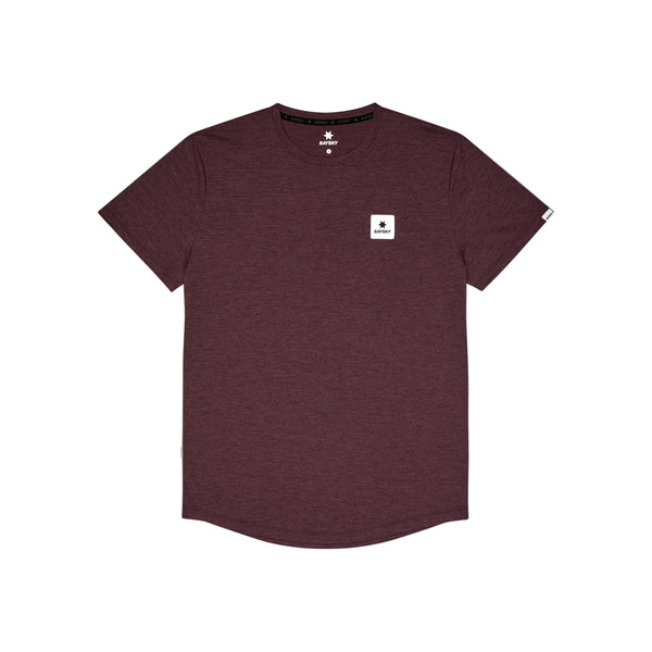 En »Clean Combat Pro«-T-shirt til mænd fra Saysky i bordeaux ligger fladt ud på en hvid baggrund. Der er et lille, hvidt, rektangulært Saysky-logo på venstre bryst, og en sort mærkat er synlig på kraven. Denne hurtigtørrende T-shirt forener stil og funktionalitet, hvilket gør den ideel til både hverdagsbrug og aktive aktiviteter.