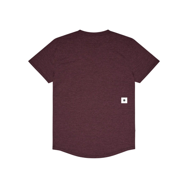En Clean Combat Pro-T-shirt til mænd fra Saysky i farven Burgundy ligger fladt ud med ryggen opad. En lille hvid, rektangulær etiket med en sort stjerne sidder tæt på den nederste kant på venstre side. Baggrunden er hvid. Denne åndbare løbe-T-shirt har en behagelig pasform, hvilket gør den ideel til både aktive dage og fritidstøj.
