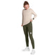 En person iført en beige Clean Flow-langærmet trøje, olivengrønne leggings og hvide løbesko.