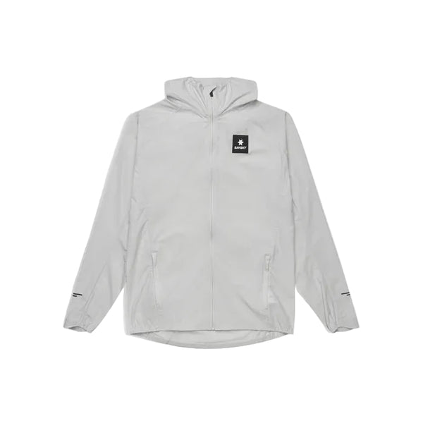 Saysky Clean Pace Flex Hooded Jacket, Herre, Grey har lynlås foran, to sidelommer, elastiske manchetter og et sort rektangulært logopatch på brystet. Denne vindtætte jakke vises fladt på en hvid baggrund.