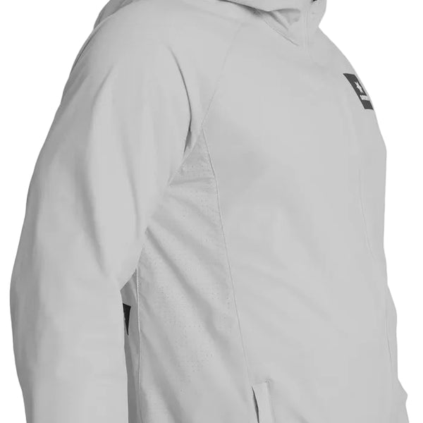 Nærbillede af Saysky Clean Pace Flex Hooded Jacket, Herre, Grey, en vindtæt jakke herre med en lille sort logopatch på brystet og en lodret lynlåslomme i bunden.