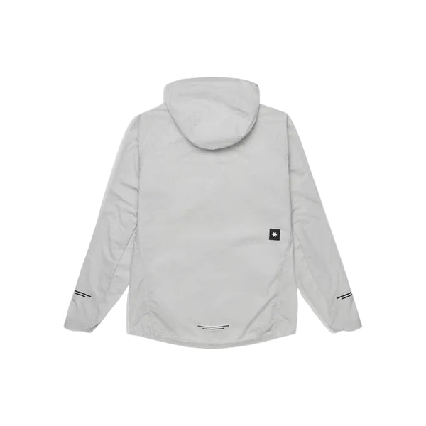 Saysky Clean Pace Flex Hooded Jacket, Herre, Grey er lagt fladt med ryggen opad. Denne vindtætte jakke har sorte detaljer på ærmerne, en lille firkantet sort lap i højre side og en vandret sort linje forneden.