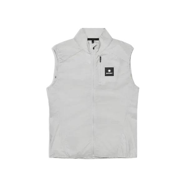 Saysky Clean Pace Flex Vest til mænd i grå har et let, åndbart design med lynlås foran, brystlomme med lynlås og en sort "SAINT"-logopatch - perfekt som alsidigt lag-på-lag-løbetøj.