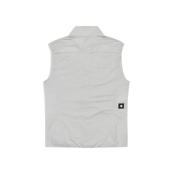 Saysky Clean Pace Flex Vest, Herre, i grå er vist bagfra. Denne lette, åndbare vest har en krave og et lille sort mærke med et hvidt stjernelogo nederst til højre. Perfekt til lag-på-lag løbetøj. Set mod en almindelig hvid baggrund.