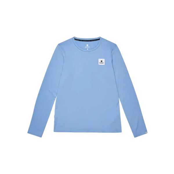Saysky Clean Pace Long Sleeve til kvinder i blå er en hurtigtørrende skjorte med rund hals og en lille hvid patch og sort grafik på venstre bryst, vist på en almindelig hvid baggrund - perfekt til løbeture.