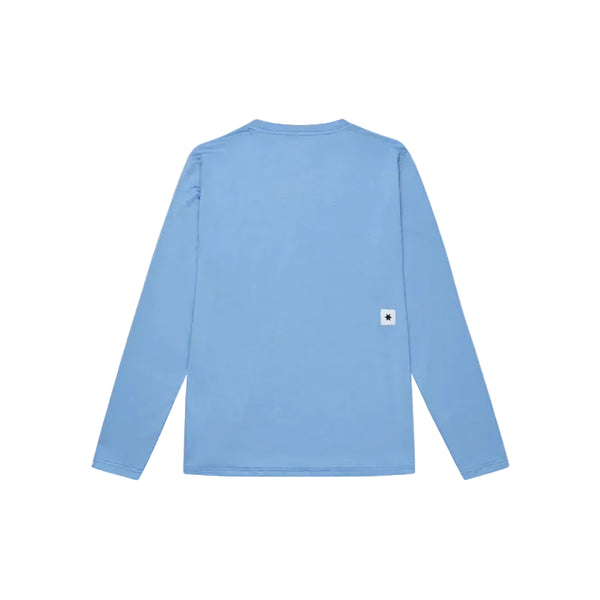 En Saysky Clean Pace Long Sleeve herre løbetrøje i blå er lagt fladt med ryggen opad. Et lille rektangulært mærke med et stjerneikon er syet nær den nederste venstre kant og understreger denne åndbare træningstrøje.