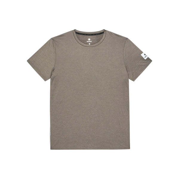En Saysky Clean Pace T-shirt til mænd i farven taupe ligger fladt på en hvid baggrund. Denne kortærmede T-shirt har rund halsudskæring og et lille hvidt Saysky-logo på venstre ærme. Den hurtigtørrende T-shirt er perfekt til hverdagsbrug eller træning.