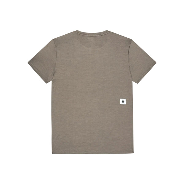 En »Clean Pace«-T-shirt fra Saysky til herre i farven taupe ligger fladt med bagsiden opad. Et lille hvidt, rektangulært mærke med en sort stjerne er syet fast nederst til højre på kanten. Baggrunden er hvid.