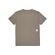 En »Clean Pace«-T-shirt fra Saysky til herre i farven taupe ligger fladt med bagsiden opad. Et lille hvidt, rektangulært mærke med en sort stjerne er syet fast nederst til højre på kanten. Baggrunden er hvid.
