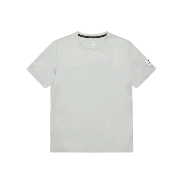 Saysky Clean Pace T-shirt, Herre, Grey ligger fladt på en hvid baggrund med et lille hvidt mærke på venstre ærme. T-shirten har rund halsudskæring og er ideel til fritidstøj eller træning.