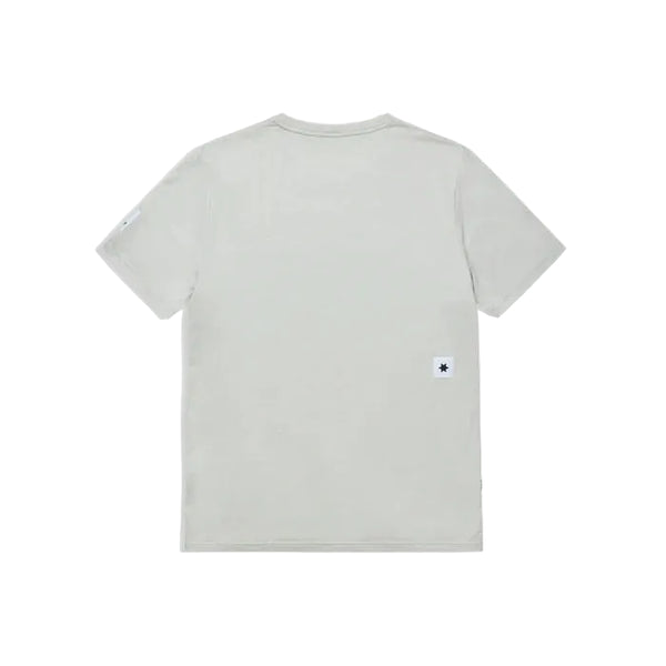 En Clean Pace T-shirt, Herre, Grey fra Saysky er lagt fladt med ryggen frem. En lille hvid lap med et mørkt symbol ses nederst til højre. Baggrunden er hvid.