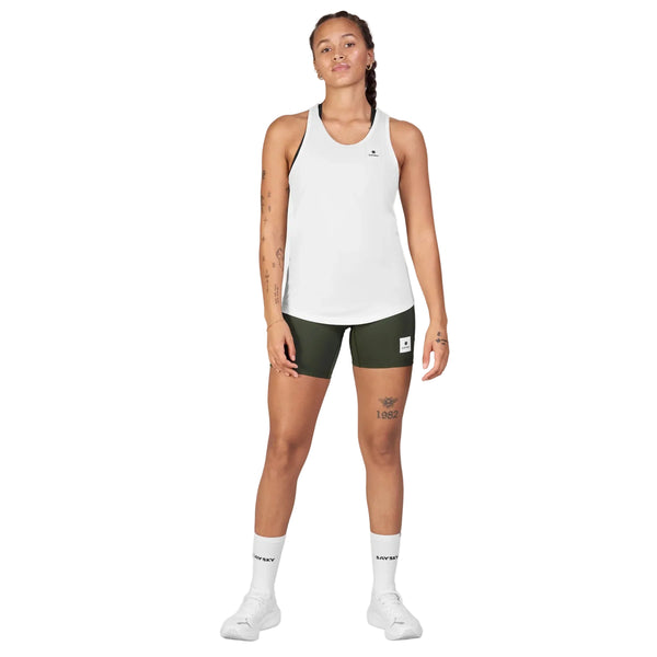 En person iført en hvid Saysky Clean Combat Pro-singlet, mørkegrønne sportsshorts og hvide sneakers.