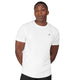 En mand har en Saysky Clean Combat Pro T-shirt (herre) på samt hvide og sorte bukser og står foran en lysegrå baggrund med armene bag ryggen.