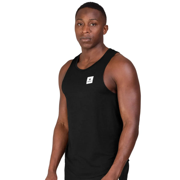 En mand iført en sort Saysky Clean Combat Singlet, Herre, med et lille hvidt firkantet logo på brystet.