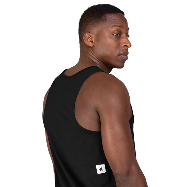En mand set bagfra, iført en sort Saysky Clean Combat Singlet, Herre, med et lille hvidt firkantet logo nederst på kanten.