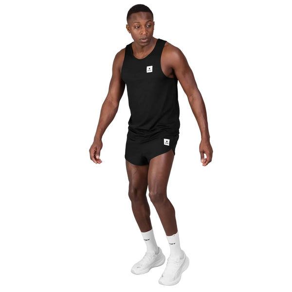 En mand iført en sort Saysky Clean Combat Singlet, Herre, sorte løbeshorts og hvide sneakers.