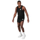 En mand iført en sort Saysky Clean Combat Singlet, Herre, sorte løbeshorts og hvide sneakers.