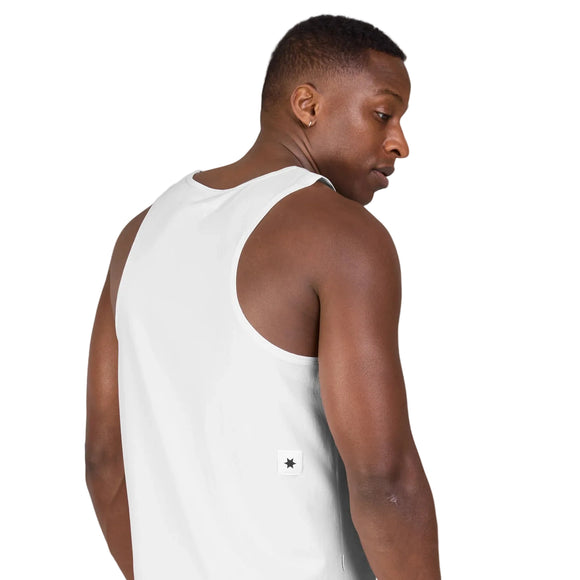 En mand set bagfra iført en hvid Saysky Clean Combat Singlet, Herre, med et lille stjerne-logo nederst på siden.