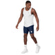 En mand iført en hvid Saysky Clean Combat Singlet, marineblå sportsshorts, hvide sokker og hvide sneakers.