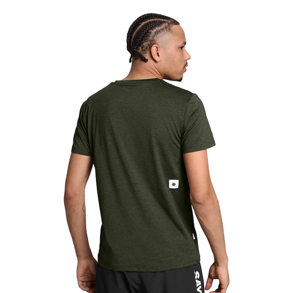 En mand set bagfra, iført en mørkegrøn Saysky Clean Pace-T-shirt med et lille hvidt firkantet logo nederst på ryggen.