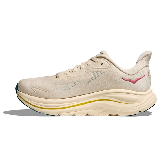 Hoka Clifton 10 dame løbesko i Birch/Alabaster har en tyk, støddæmpende sål og gule samt lyserøde detaljer, sat fra siden mod hvid baggrund.