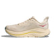 Hoka Clifton 10 dame løbesko i Birch/Alabaster har en tyk, støddæmpende sål og gule samt lyserøde detaljer, sat fra siden mod hvid baggrund.