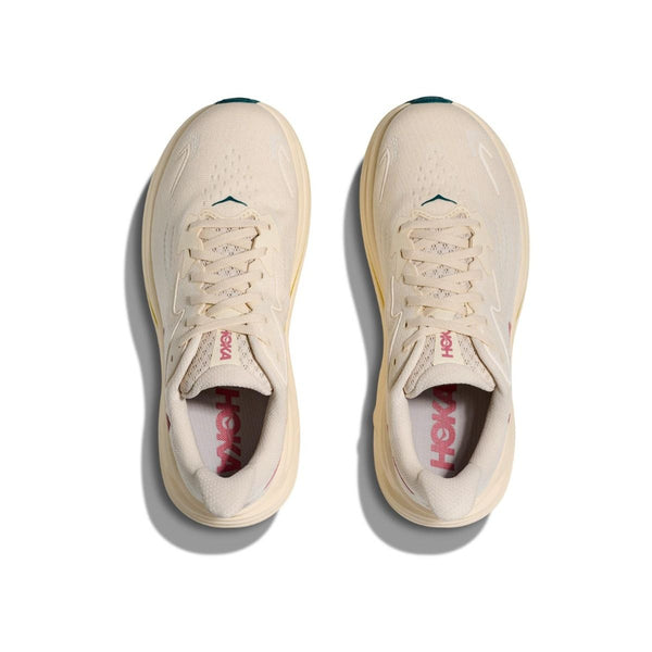 Et par Hoka Clifton 10 løbesko dame i Birch/Alabaster set ovenfra, med snørebånd, mesh-struktur og pink HOKA-logo på indersålerne-let og komfortabel løbesko med fremragende støddæmpning på hvid baggrund.
