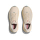 Et par Hoka Clifton 10 løbesko dame i Birch/Alabaster set ovenfra, med snørebånd, mesh-struktur og pink HOKA-logo på indersålerne-let og komfortabel løbesko med fremragende støddæmpning på hvid baggrund.