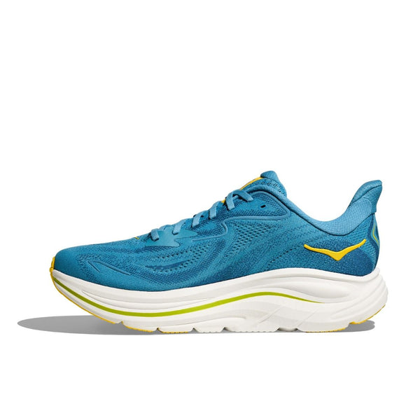 Hoka Clifton 10 herre løbesko i Alpine Blue/Foggy Night har gule detaljer, en tyk hvid sål og et logo på siden, som vises på en almindelig hvid baggrund.