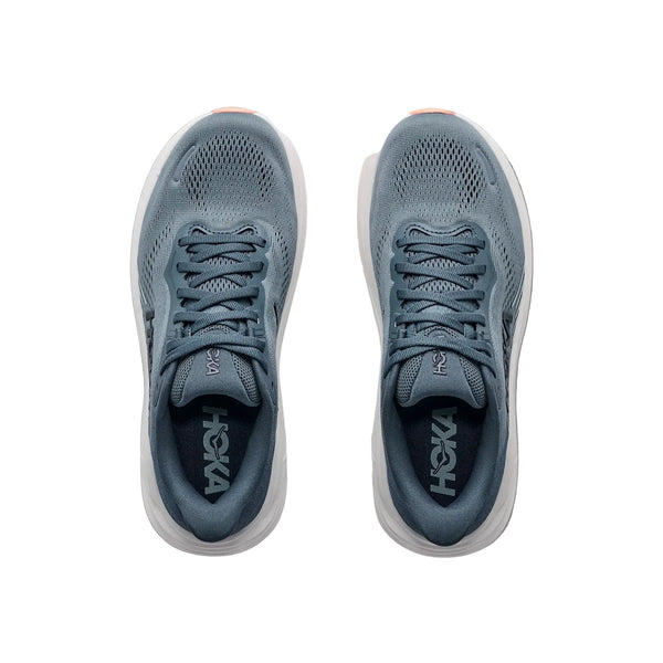 Et par Hoka Clifton 11 dame-løbesko i farven Faded Navy / Glimmering Blue med maksimal støddæmpning, set ovenfra, hvor snørebåndene, mesh-overdelen og de hvide såler er synlige, placeret side om side på en ensfarvet hvid baggrund.