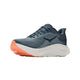 En Hoka Clifton 11 Dame-løbesko i farven Faded Navy / Glimmering Blue, med overdel i mesh, snørelukning og bølgelignende syninger på siden, der sikrer maksimal støddæmpning ved hvert skridt. Skoen har en hvid mellemsål og en orange ydersål og er placeret på en ensfarvet hvid baggrund.
