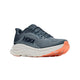 Et par Hoka Clifton 11 Dame-løbesko i farven »Faded Navy / Glimmering Blue« med maksimal støddæmpning har en tyk hvid sål og et koralfarvet mønster, vist set fra siden på en ensfarvet hvid baggrund.