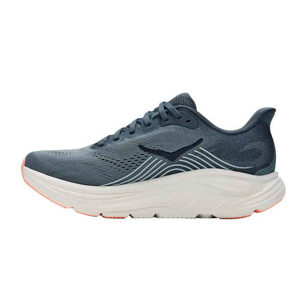 En Hoka Clifton 11 damesko i farvekombinationen Faded Navy / Glimmering Blue, med en blågrå overdel i mesh, der sikrer optimal åndbarhed, hvid sål og ferskenfarvede detaljer på ydersålen. Skoen er vist i profil vendt mod venstre med et stiliseret Hoka-logo på siden og tilbyder maksimal støddæmpning.