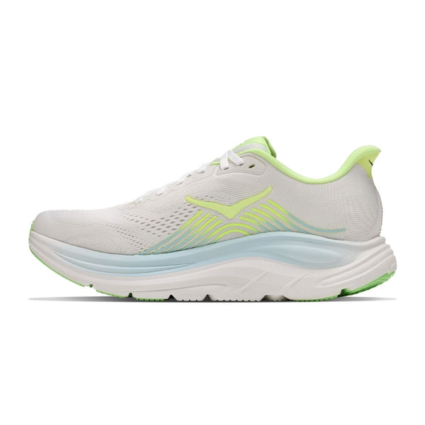 Hoka Clifton 11 Dame i farven Frost/Neon Yuzu er en neutral løbesko med lysegrønne detaljer, en tyk stødabsorberende sål og åndbart mesh – perfekt som træningssko til dine daglige løbeture.