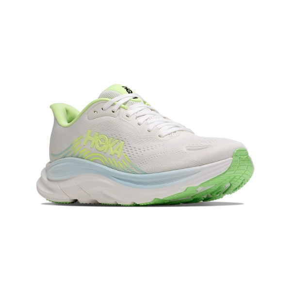 Hoka Clifton 11 Dame i farven Frost/Neon Yuzu har en hvid overdel med lysegrønne og gule detaljer, en tyk hvid og lyseblå sål, et lysegrønt mønster og Hoka-logo på siden. Fotograferet på hvid baggrund.