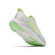 En Hoka Clifton 11 Dame-løbesko i farven Frost/Neon Yuzu fremhæves med fokus på sålen og hælen. Med Hoka-logoet og Clifton 11-mærket er den ideel som en pålidelig sko til mængdetræning.