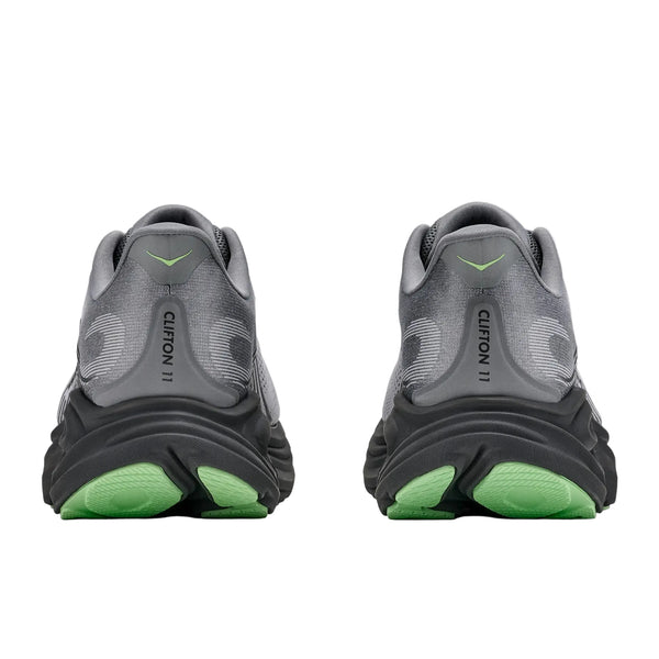 Et par Hoka Clifton 11 herresko i farven Galactic Grey / Stardust set bagfra, med sorte såler med grønne detaljer og teksten »CLIFTON 11« trykt på hælen – designet til maksimal støddæmpning under hver eneste løbetur.