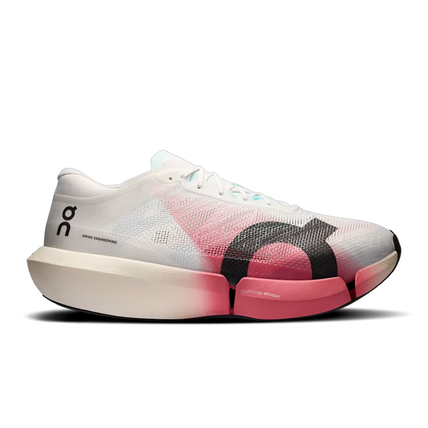 Vi præsenterer On Cloudboom Strike 2 (Unisex) i farvekombinationen hvid/camellia – en højtydende løbesko designet til maratondistancen. Denne elegante, moderne model er udstyret med ON-logo, en åndbar overdel i mesh, en tyk, off-white sål samt iøjnefaldende rosa og sorte farveovergange langs mellemsålen og siderne. Skoen er udstyret med et Carbon Speedboard, der giver ekstra fremdrift, og er dermed perfekt til atleter, der vil udfordre deres grænser på løbsdagen.