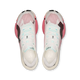 Oversigtsbillede af et par On Cloudboom Strike 2 unisex-sko i farven White/Camellia med lyserøde (camellia) og sorte detaljer, blå snørebånd og ON-logoet på tungen. Skoene er designet som konkurrencesko og er udstyret med et Carbon Speedboard for forbedret ydeevne. Den venstre sko er mærket med »CLOUDMONSTER STMM 6«. Parret vises side om side på en hvid baggrund.