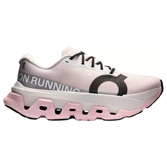 Et sidebillede af en lyserød og hvid On Cloudmonster 3 Hyper løbesko dame i Ivory/Peony med maksimal dæmpning, tyk segmenteret sål, sorte snørebånd og ON RUNNING trykt på siden - perfekt til fans af maksimal komfort.