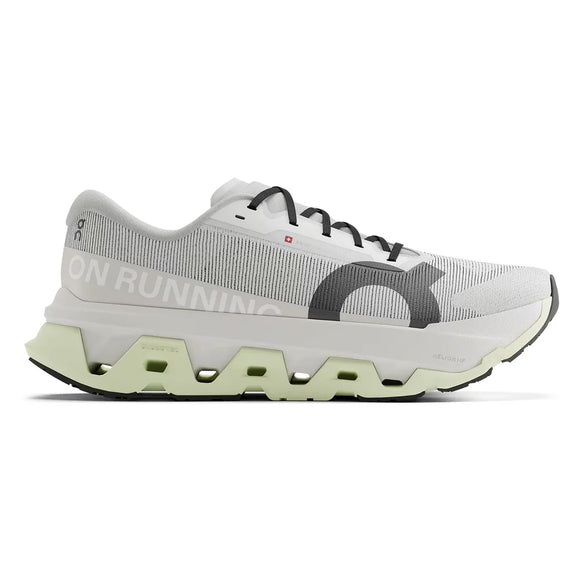On Cloudmonster 3 Hyper løbesko herre i Ivory/Linen har maksimal dæmpning, en tyk segmenteret sål, sorte snørebånd, moderne geometriske detaljer og "ON RUNNING" tekst med et markant "O" på siden.