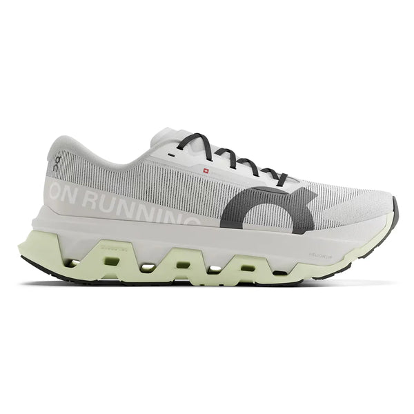 On Cloudmonster 3 Hyper løbesko herre i Ivory/Linen har maksimal dæmpning, en tyk segmenteret sål, sorte snørebånd, moderne geometriske detaljer og "ON RUNNING" tekst med et markant "O" på siden.